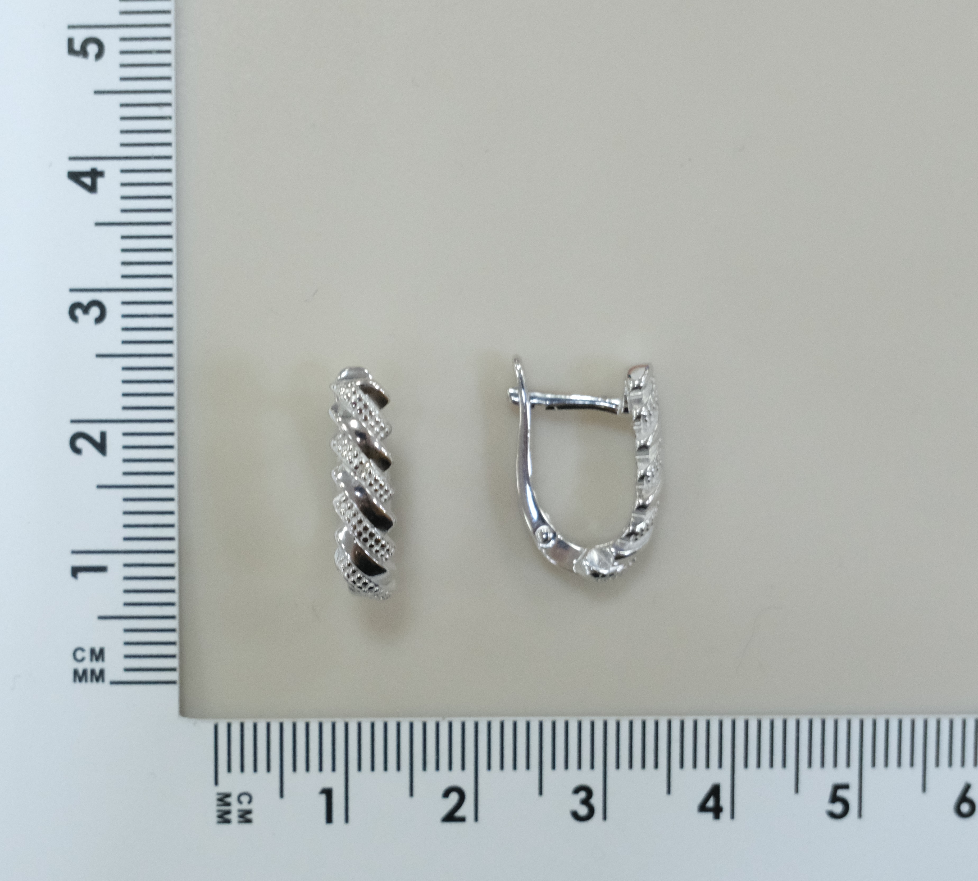 Серебряные серьги с бриллиантами